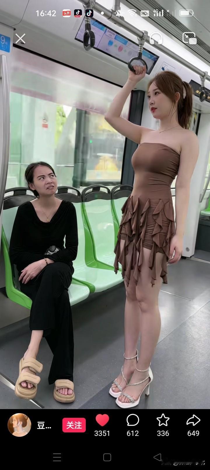 只是穿搭不一样，黑衣女子的眼神为何带着强烈的审视感！高评论级感穿搭