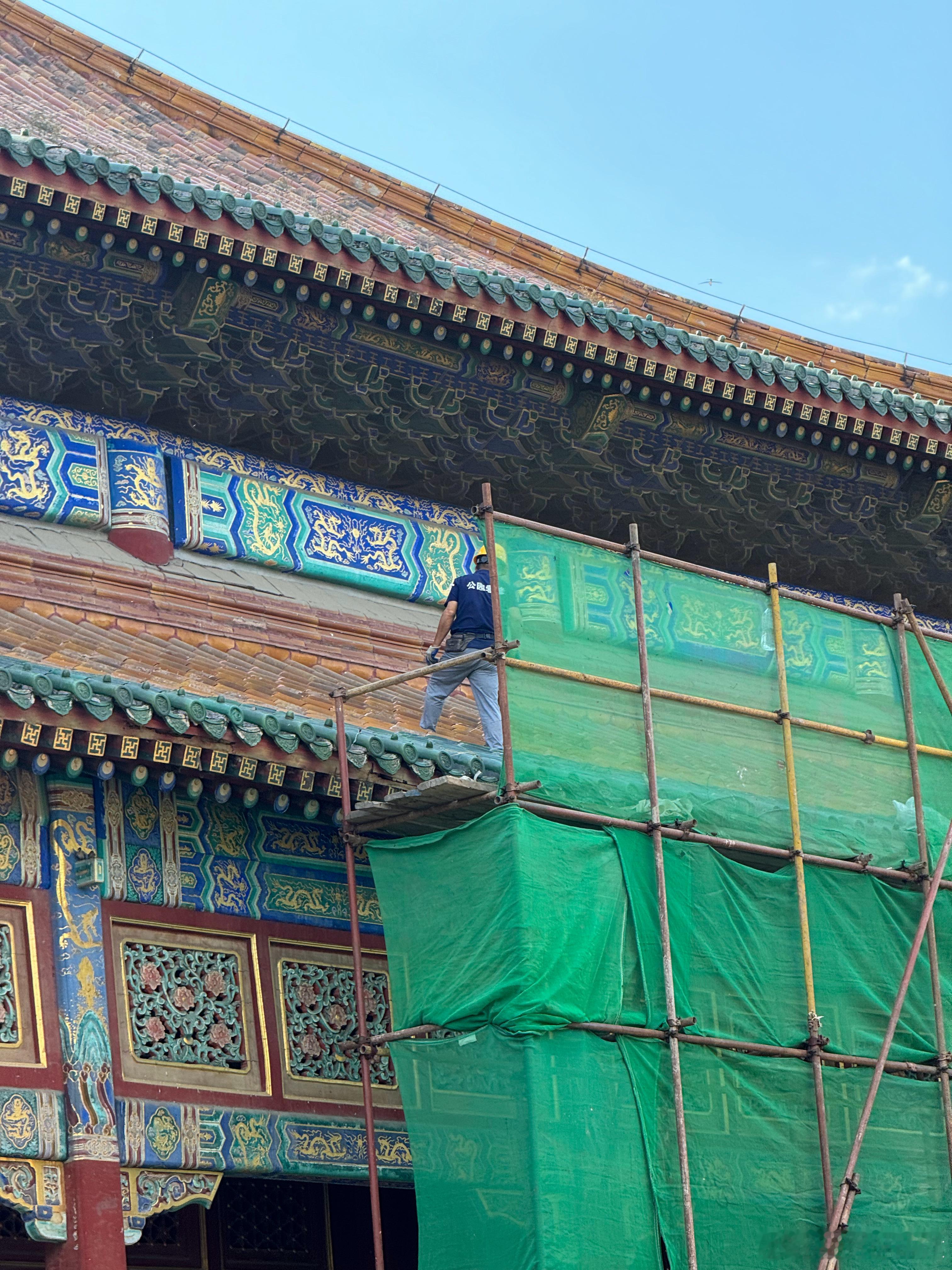 小西天极乐世界殿在清理屋面。  ​​​