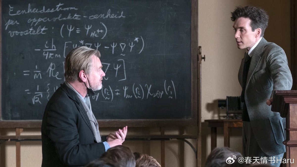 一组诺兰在《奥本海默》片场给基里安·墨菲讲戏的片场照 