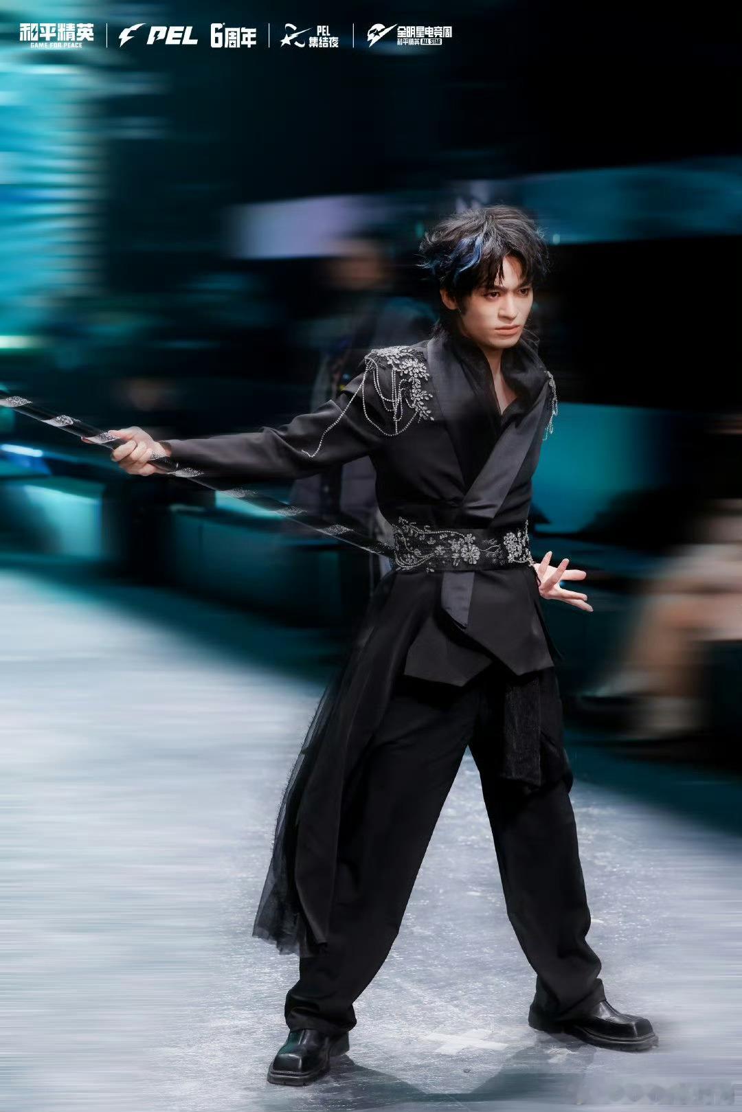 PEL集结夜权威穿搭大赏一秒穿越PEL魔法秀场 秀场的地面亮起电网特效，穿绝缘材