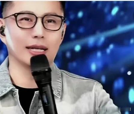 歌手石头怼人的水平真不低

曾经歌手石头和师父李玉刚闹掰后几乎淡出歌坛，不曾想最