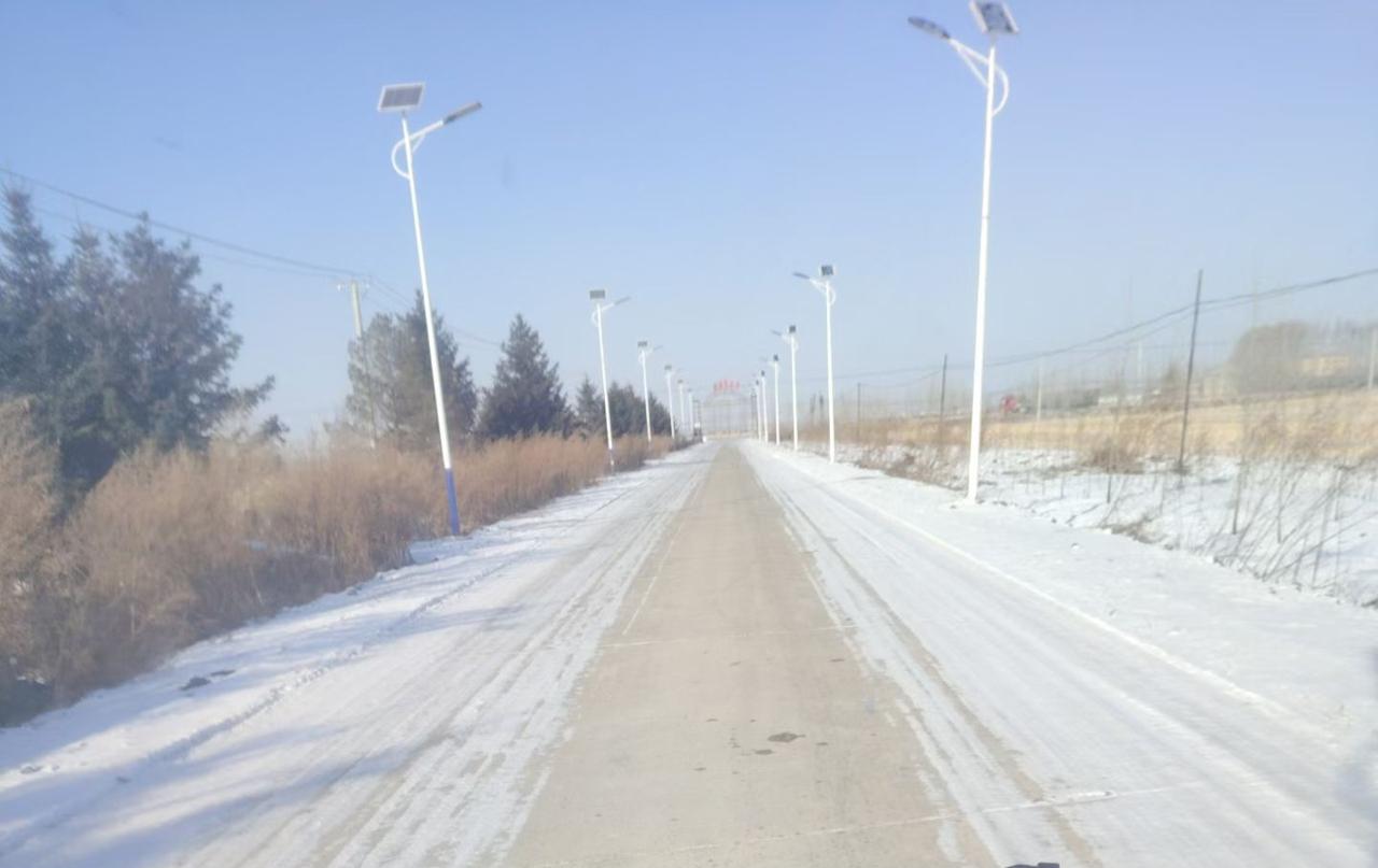 冰天雪地，道路湿滑，出行注意安全！