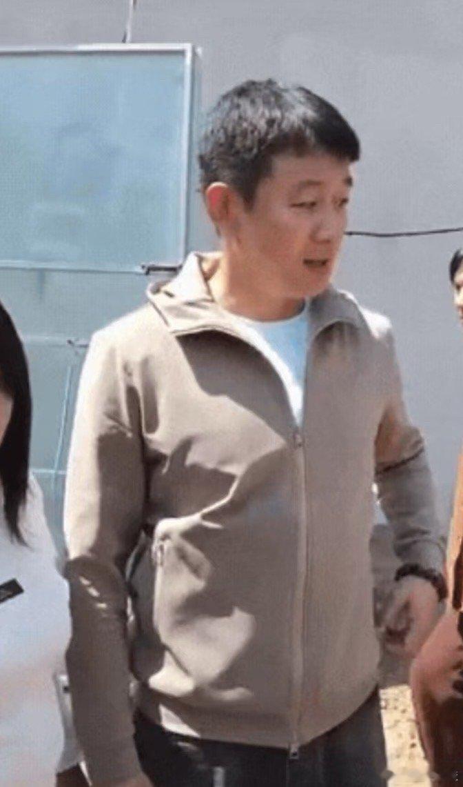 佟大为回老家参加亲戚婚礼 近日，回辽宁老家参加亲戚婚礼，身着夹克和运动鞋，十分低
