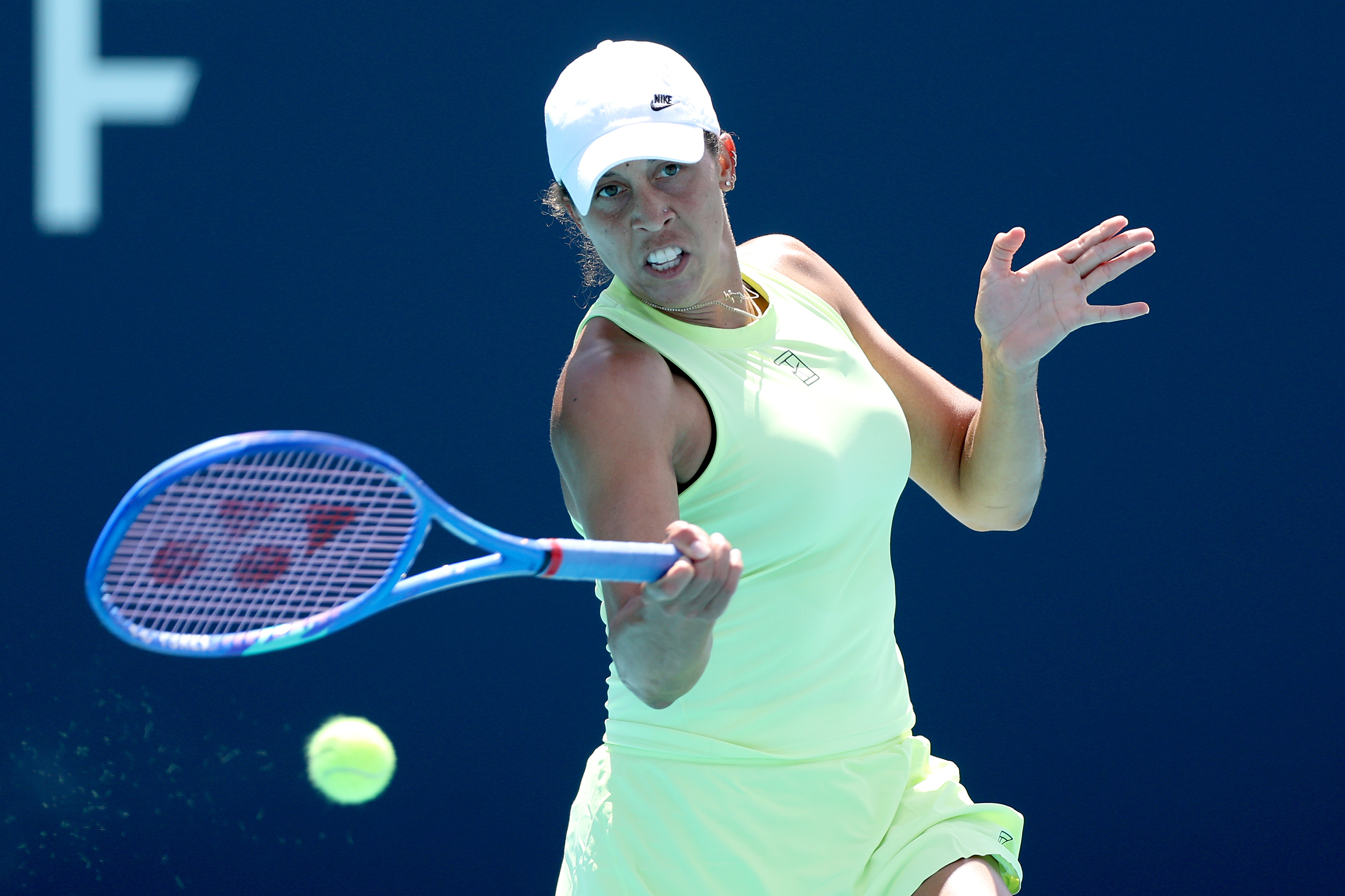 即时战况：正在进行的迈阿密站第三轮对决，凯斯凭借盘末关键破发以6-4拿下首盘，大