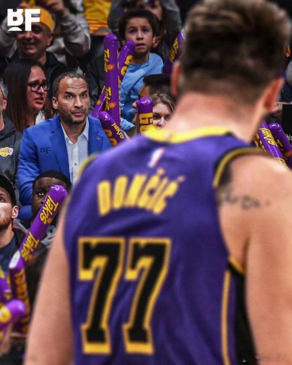 独行侠预计将在今天的球队会议上解雇总经理哈里森。赛季至今，独行侠3胜8负，只赢了