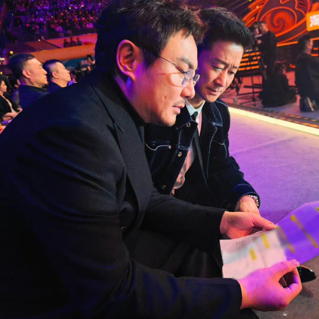 黄渤发这张照片，沈腾和吴京团队的人看到，得气炸了吧[呲牙]

没有了美颜和滤镜的