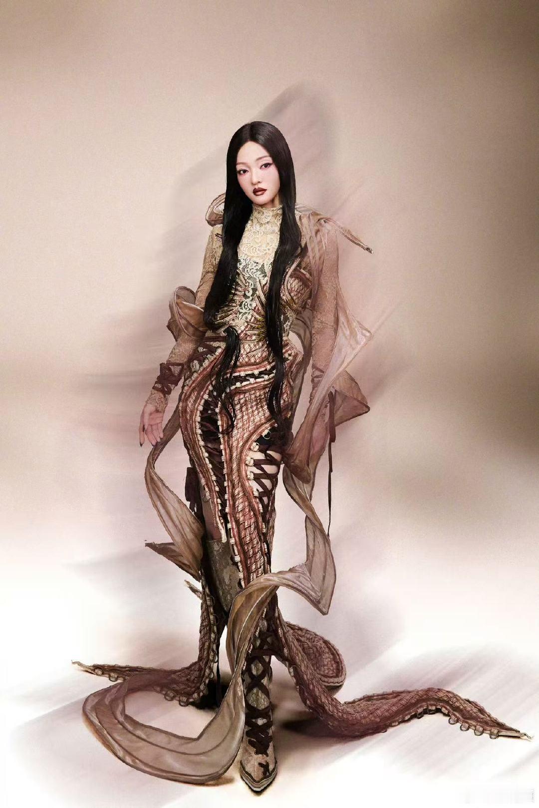张韶涵赛博歌姬造型张韶涵未来感赛博花朵妆 未来感赛博花朵妆太有记忆点！如果生活陀