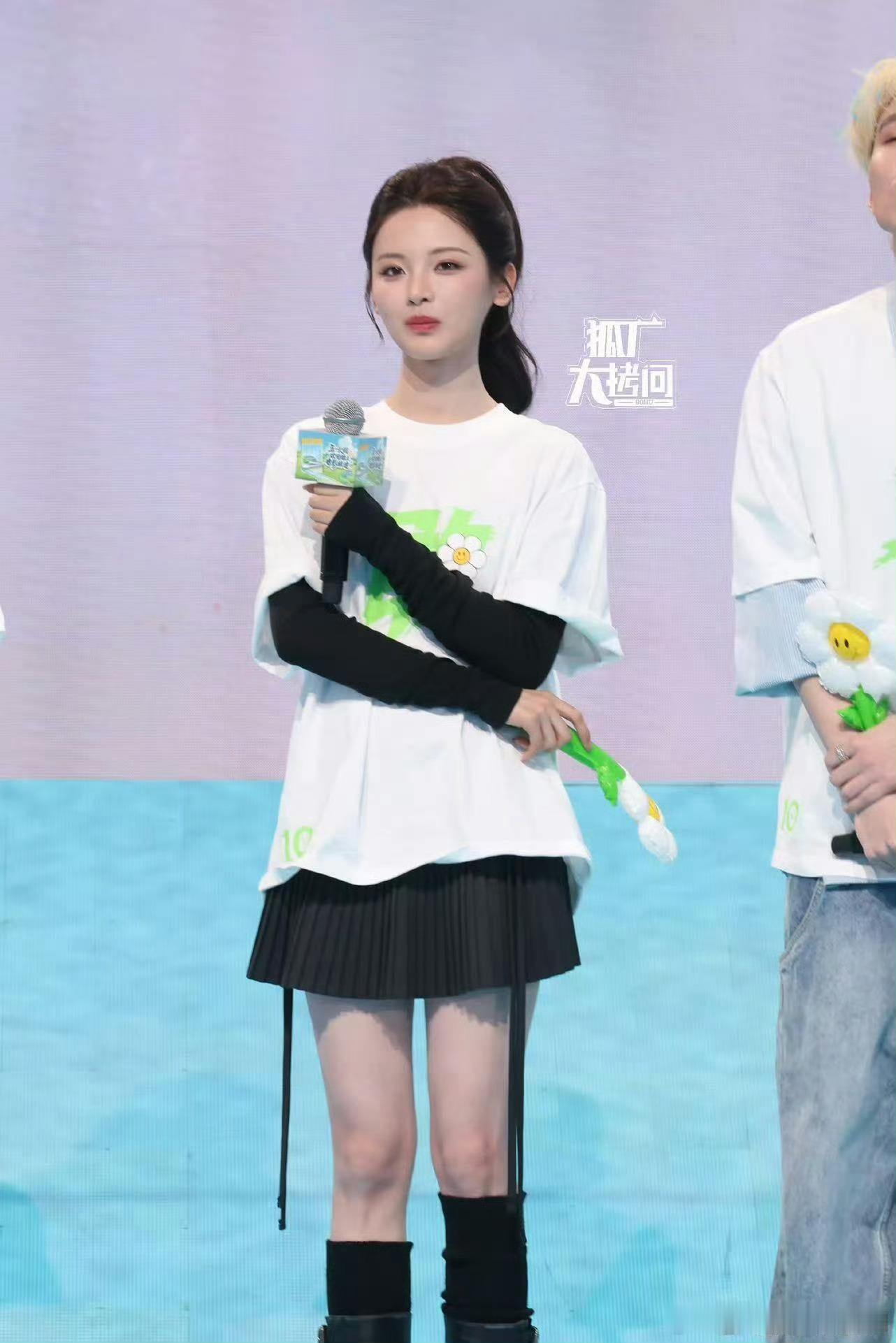 杨超越怎么这么敬业啊，我才看到杨超越天台那场救人的那场戏，摔了好多遍，而且杨超越