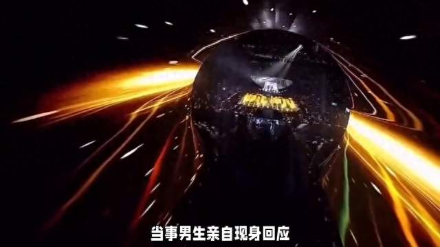 夜空中划过的流星，带着耀眼的光芒，划过深邃的夜空。