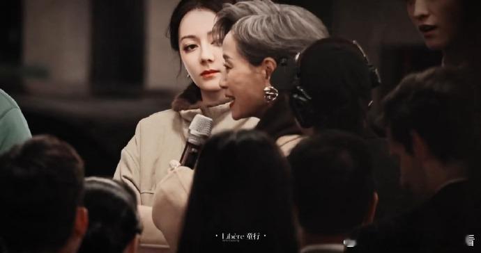 迪丽热巴叶童牵手路透迪丽热巴卫蓝白裙路透白蕾丝与毛绒的温柔，牵住米白西装的从容，