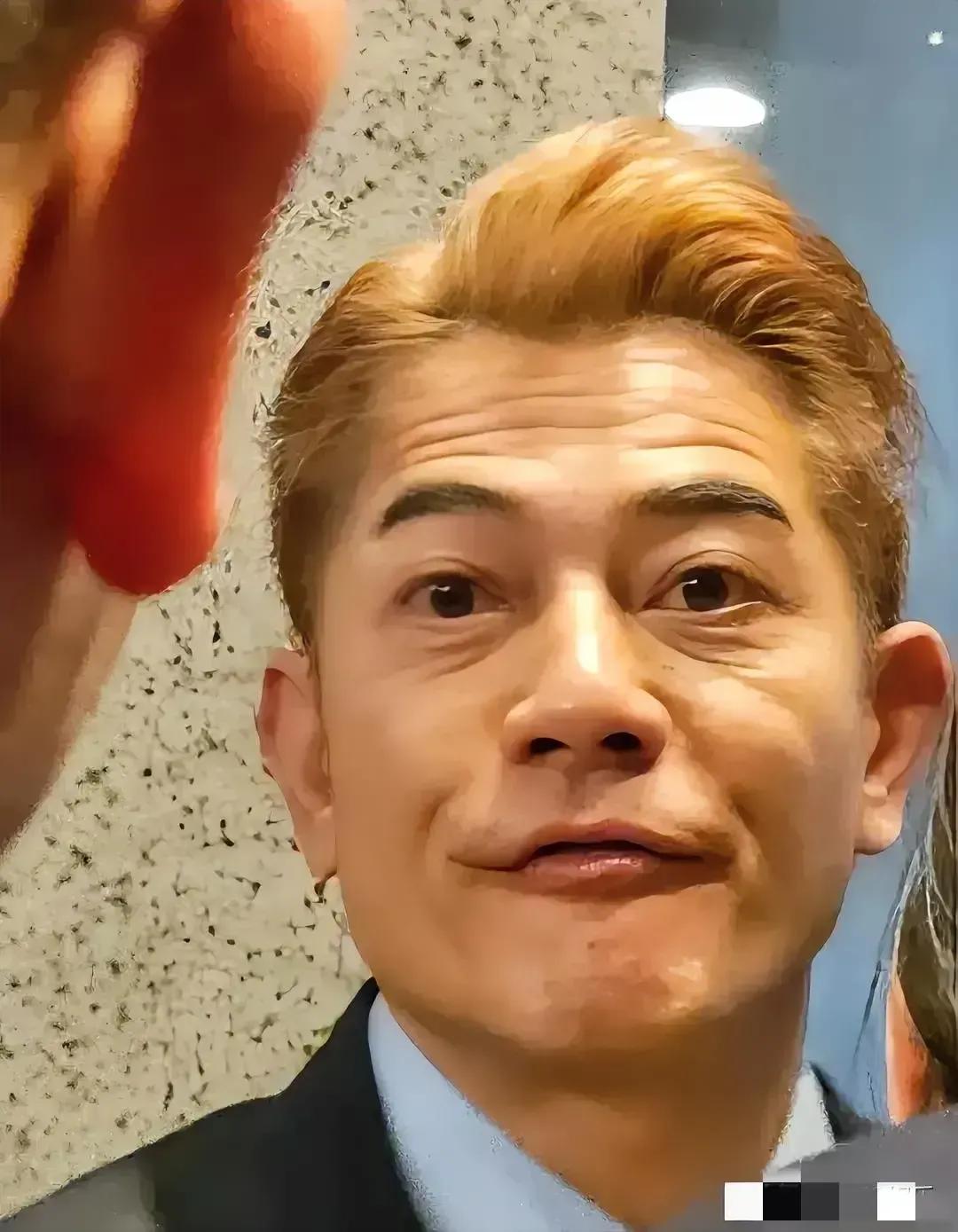 郭富城身材保持得很好，但是脸上皱纹太多了，抬头纹法令纹木偶纹，眼神也苍老。

其