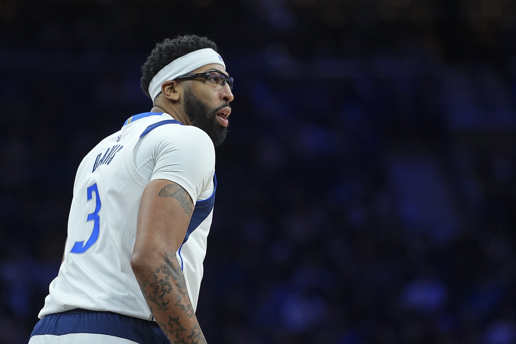 浓眉自从交易到独行侠后只打了25场比赛，缺席了41场。出战的比赛战绩14胜11负