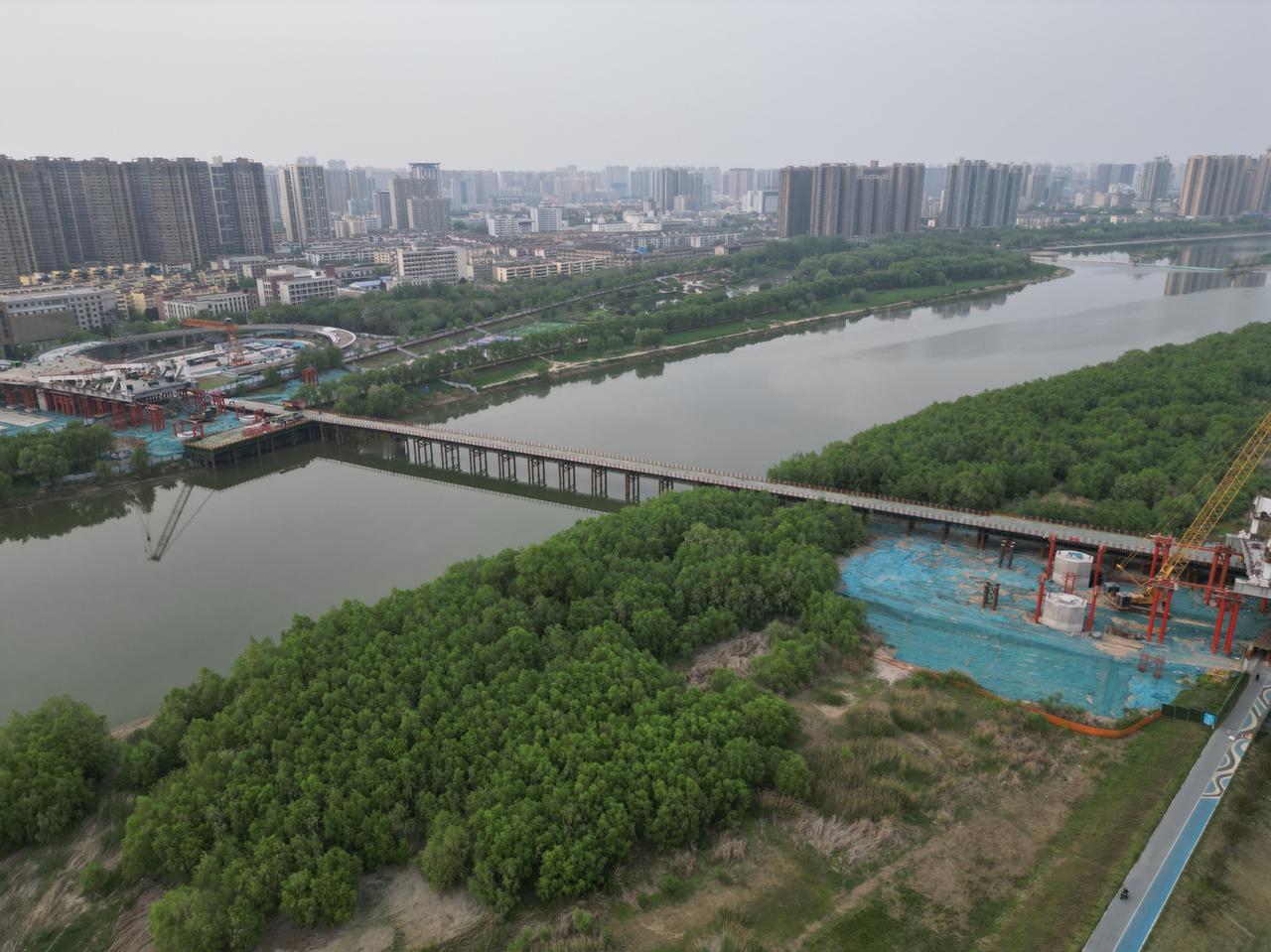 咸阳彩虹一路跨渭河大桥进展迅速，整天从北岸路过，能看到环形天桥正在施工。南岸的进