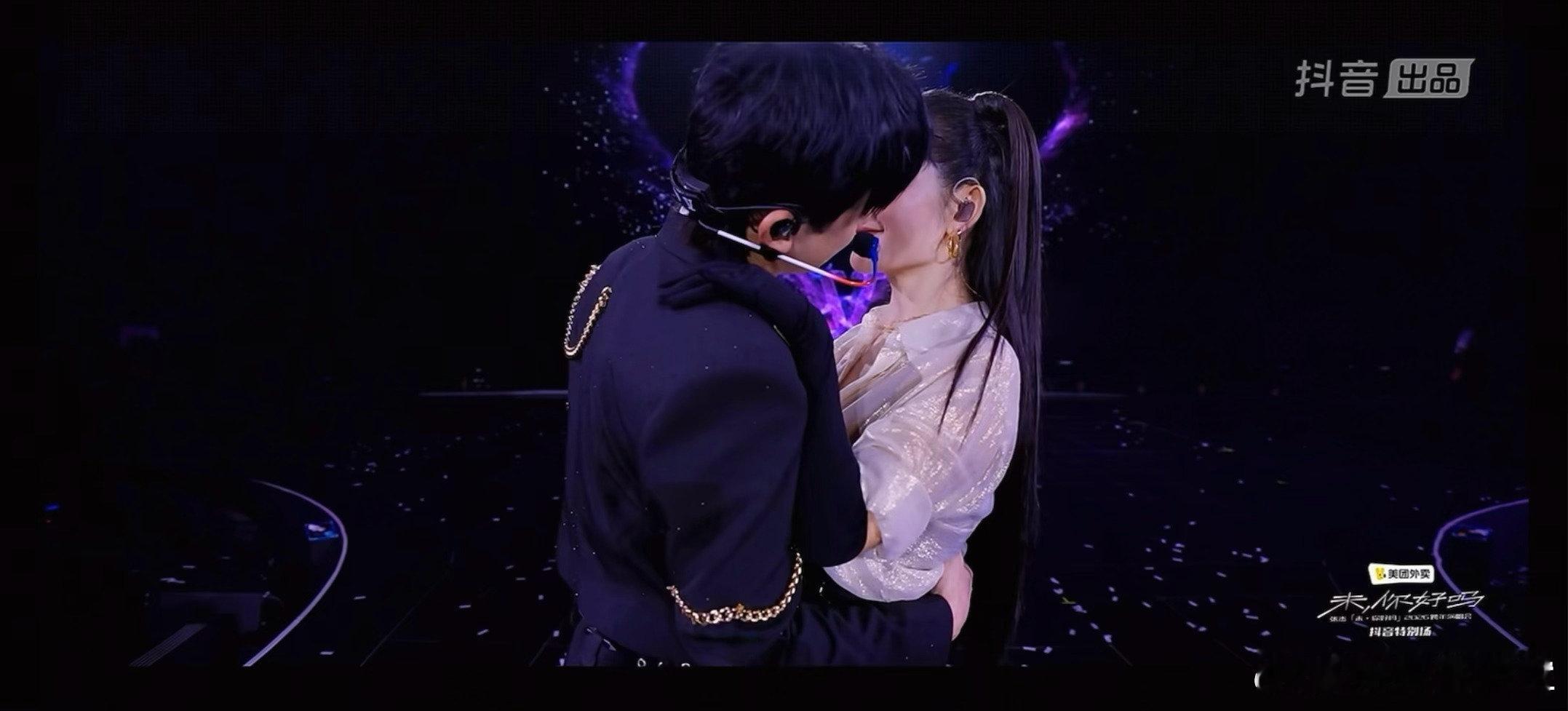 今年跨年有三对儿亲嘴的今年跨年有三对儿亲了 今年跨年有三对儿亲嘴的演唱会直播：张