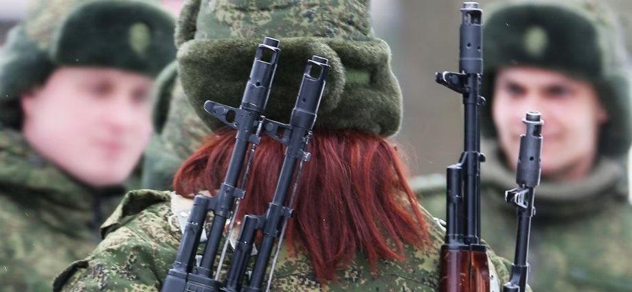 俄罗斯女性面临两种选择——要么放弃大学学业，依靠国家补贴生儿育女，要么加入突击连