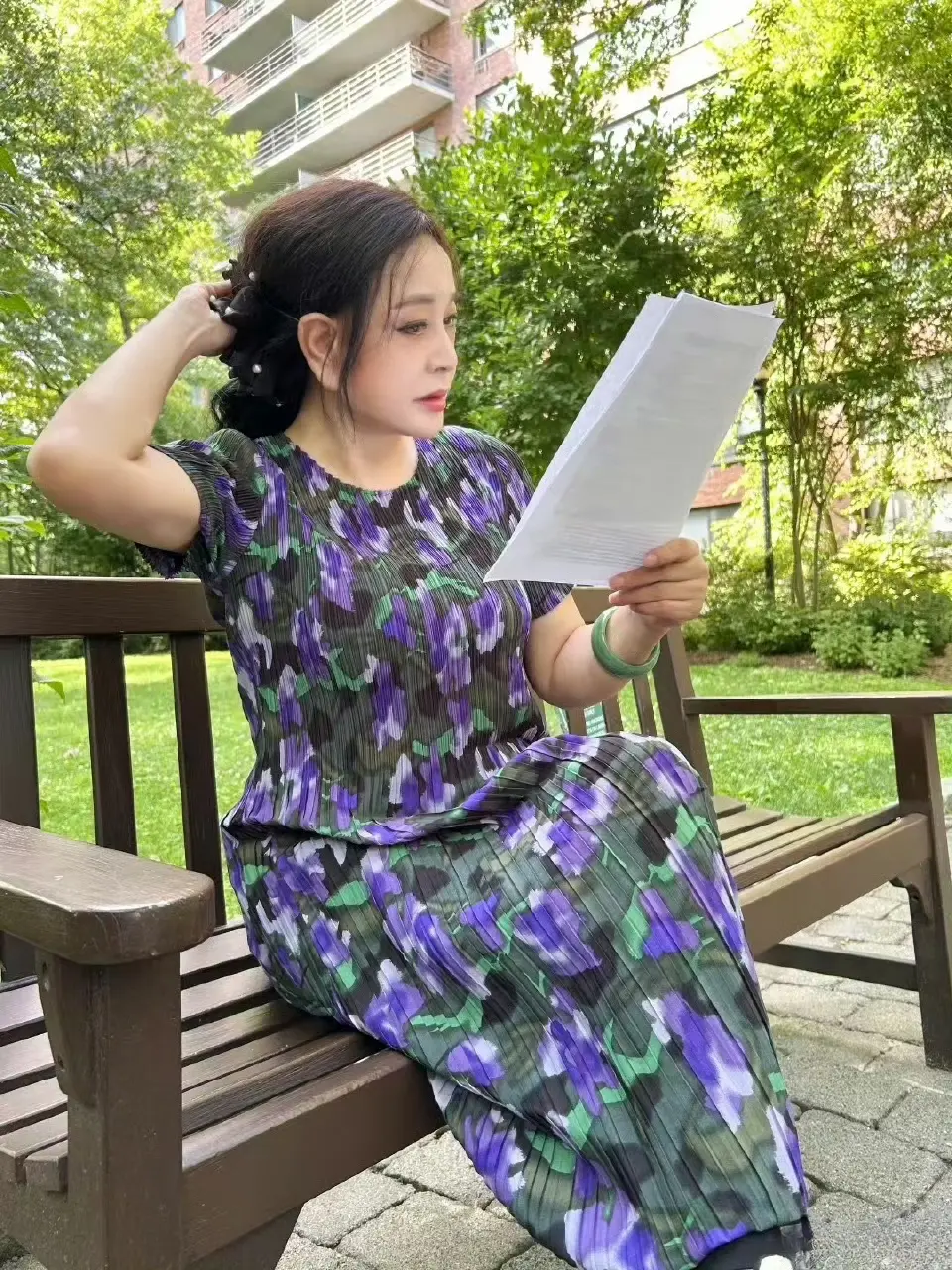 看剧本的刘晓庆。如果我70岁有这个状态，做梦都能笑醒