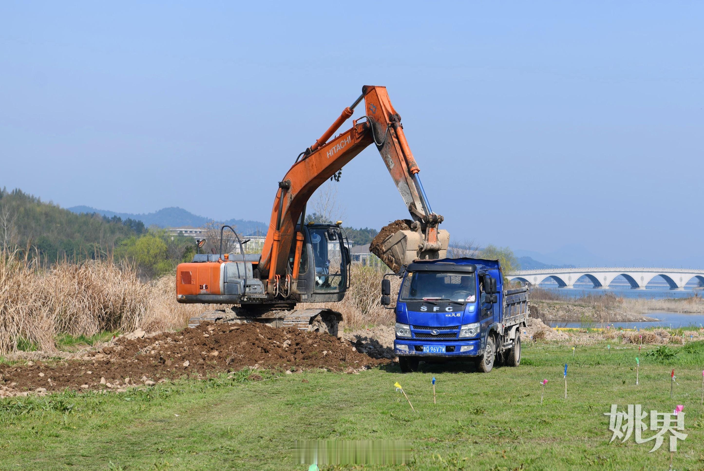 【打造和谐湖滨！余姚四明湖湿地新建生态隔离带 】3月19日，在环四明湖生态湿地修