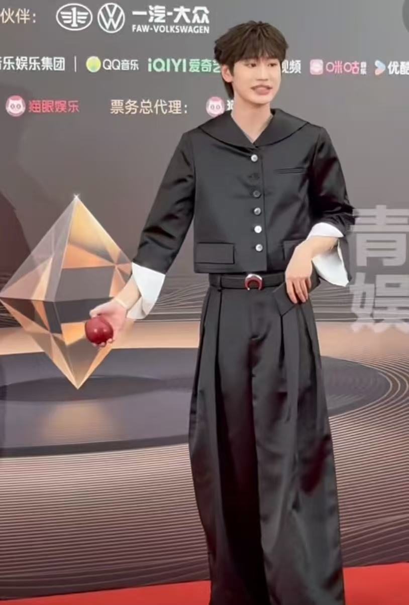 刘彰拿苹果走红毯笑丝，刘彰走红毯拿了个苹果，他真的好酷！记忆点是满满的有了，也让