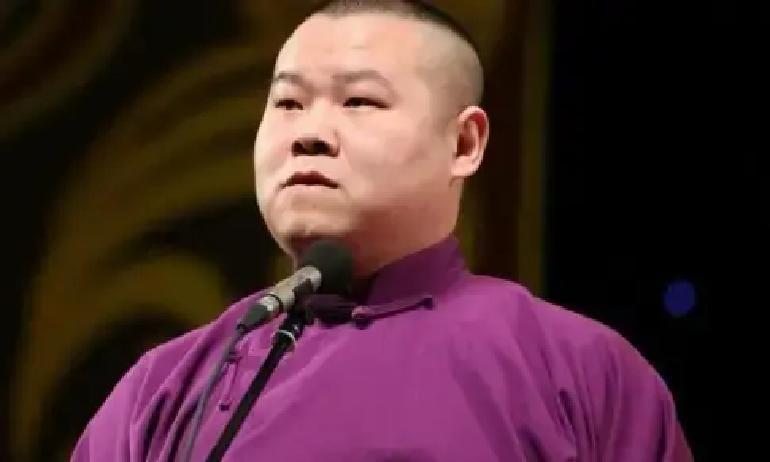 一次主持人问岳云鹏：“对中国男足有什么看法？”岳云鹏回答：“我很想加入中国男足，