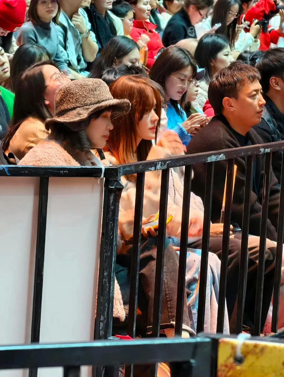 黄霄雲我没有做妆发素颜上台领奖的黄霄雲好可爱！虽然自己慌得不行，但观众都说她素颜