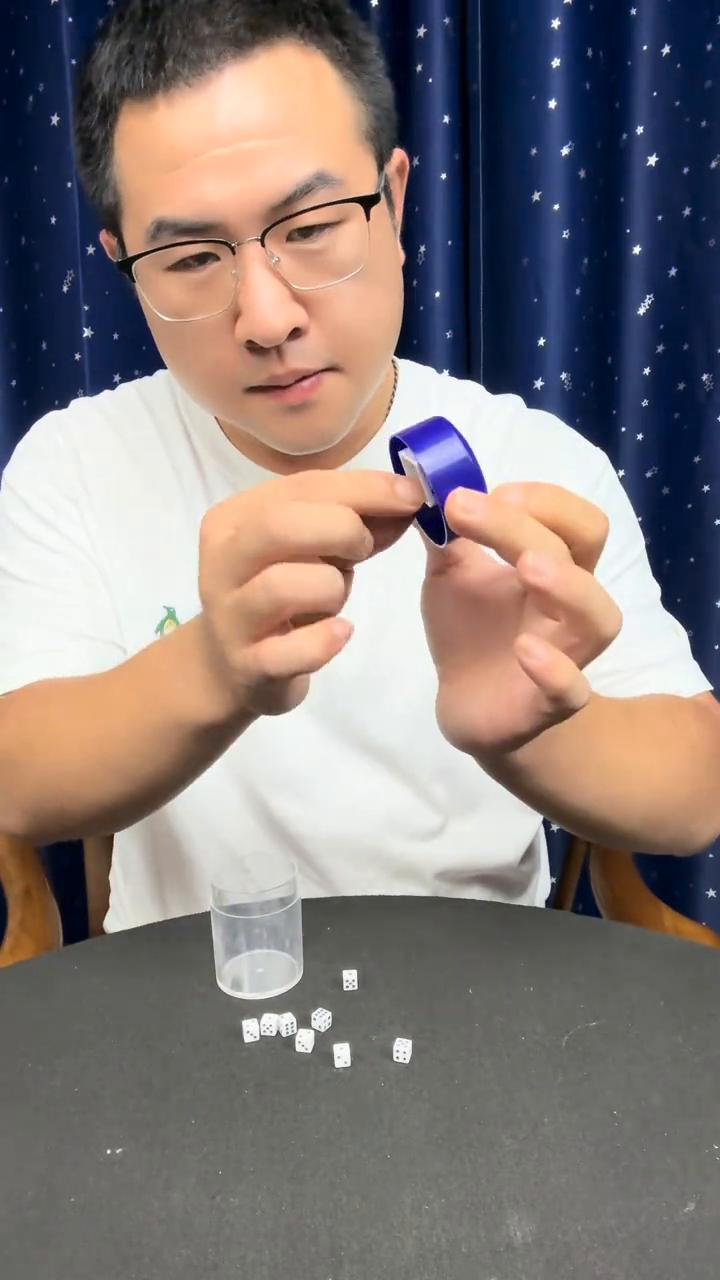 给小老弟变魔术，这招玩绝了。
用意念弯刀叉，魔方一秒还原。