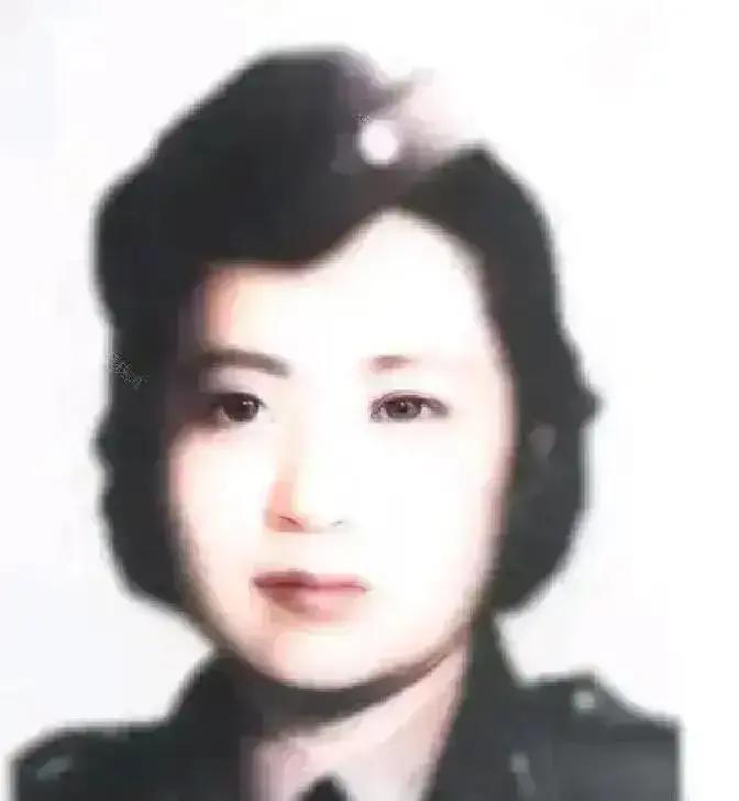 1951年，叶亚华在澳门街头要饭无果，无奈在牌子上写道：“我是抗日名将王铭章的遗