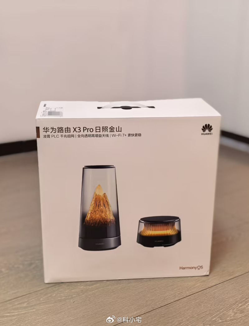 华为李小龙晒 X3 Pro 日照金山路由开箱全家福，确实感觉非常别致 ​​​