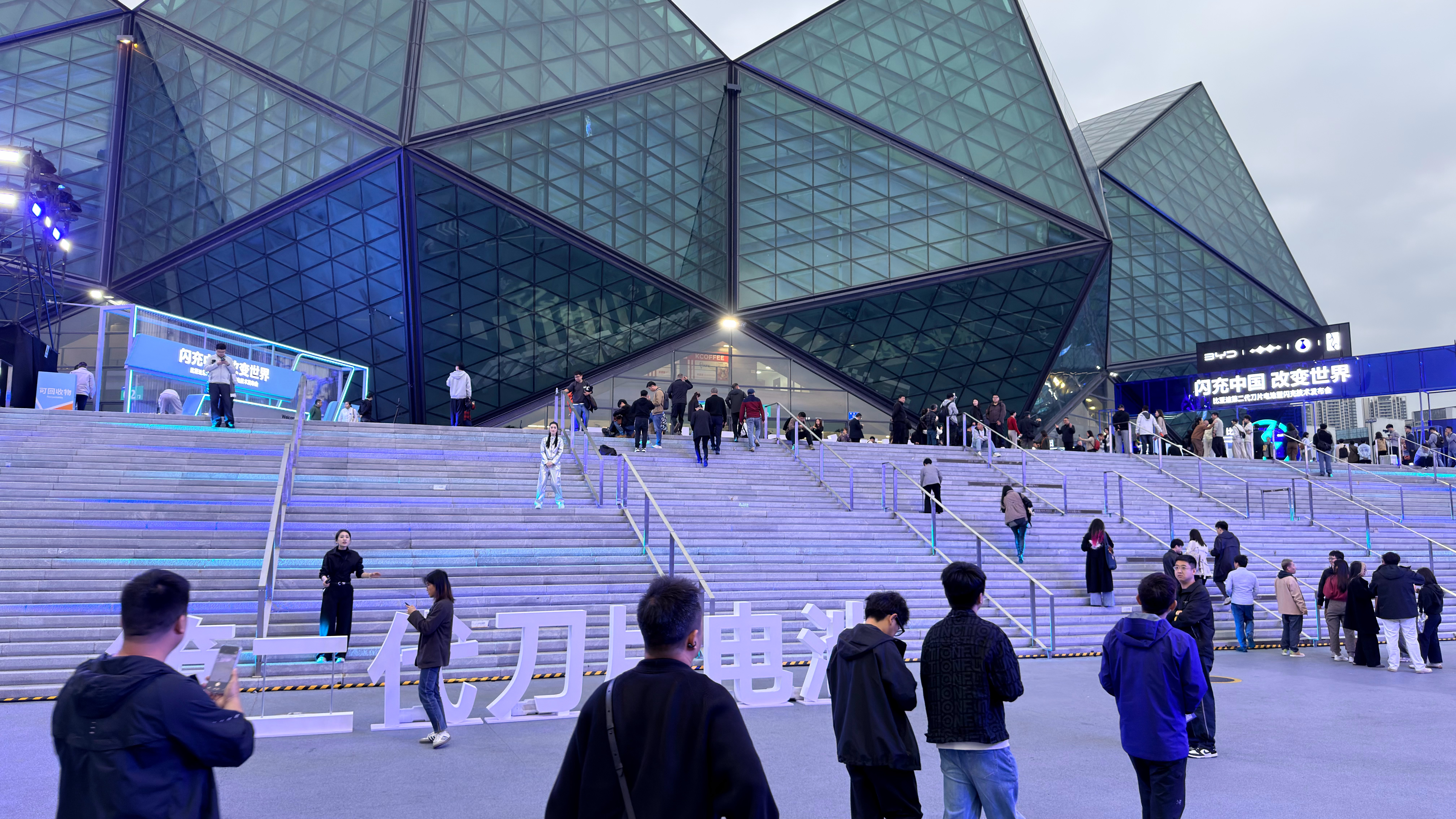 仰望汽车26款闪充焕新升级宋UltraEV 到现场看比亚迪兆瓦闪充有多猛！ 