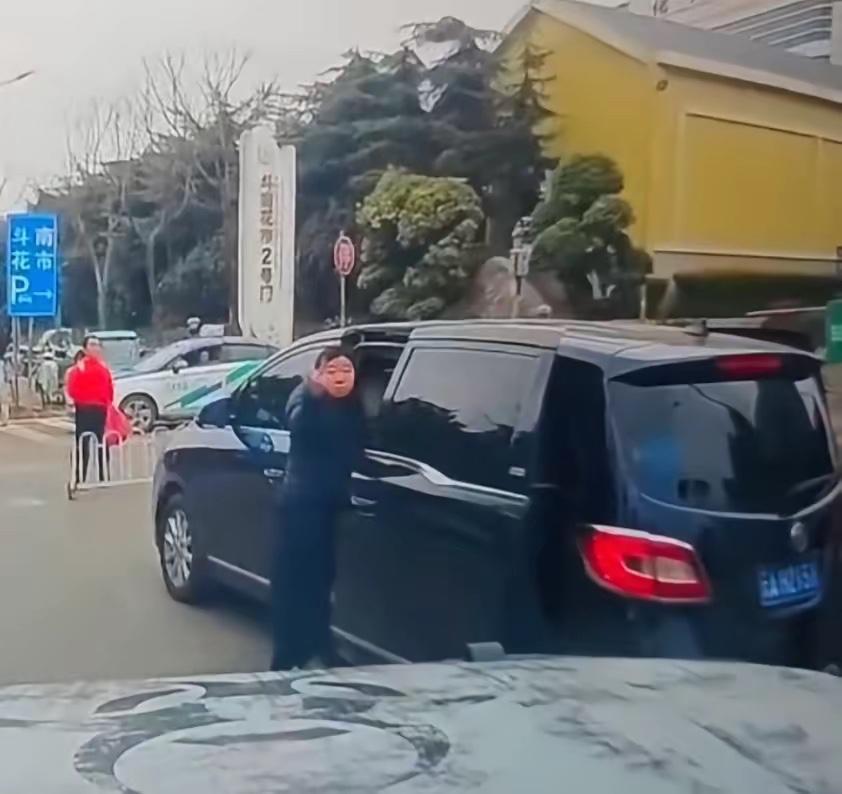 事实证明人是可以貌相的，竖中指的女司机真是标准的傅首尔长相！
​大家可能忽略了一