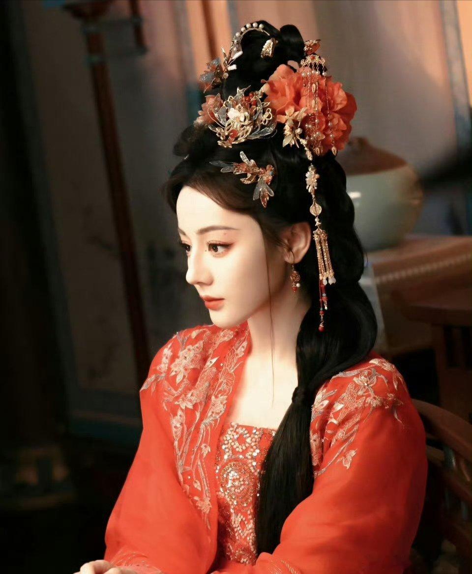 迪丽热巴媚骨天成，明艳到窒息，是真正的人间富贵花魁本魁