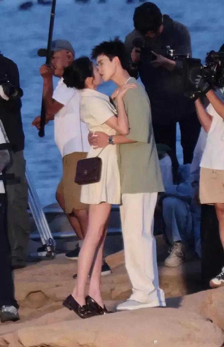 关晓彤你这是饭前吃还是饭后吃我真的不理解，当时说不是不拍吻戏吗，现在又接这么多，
