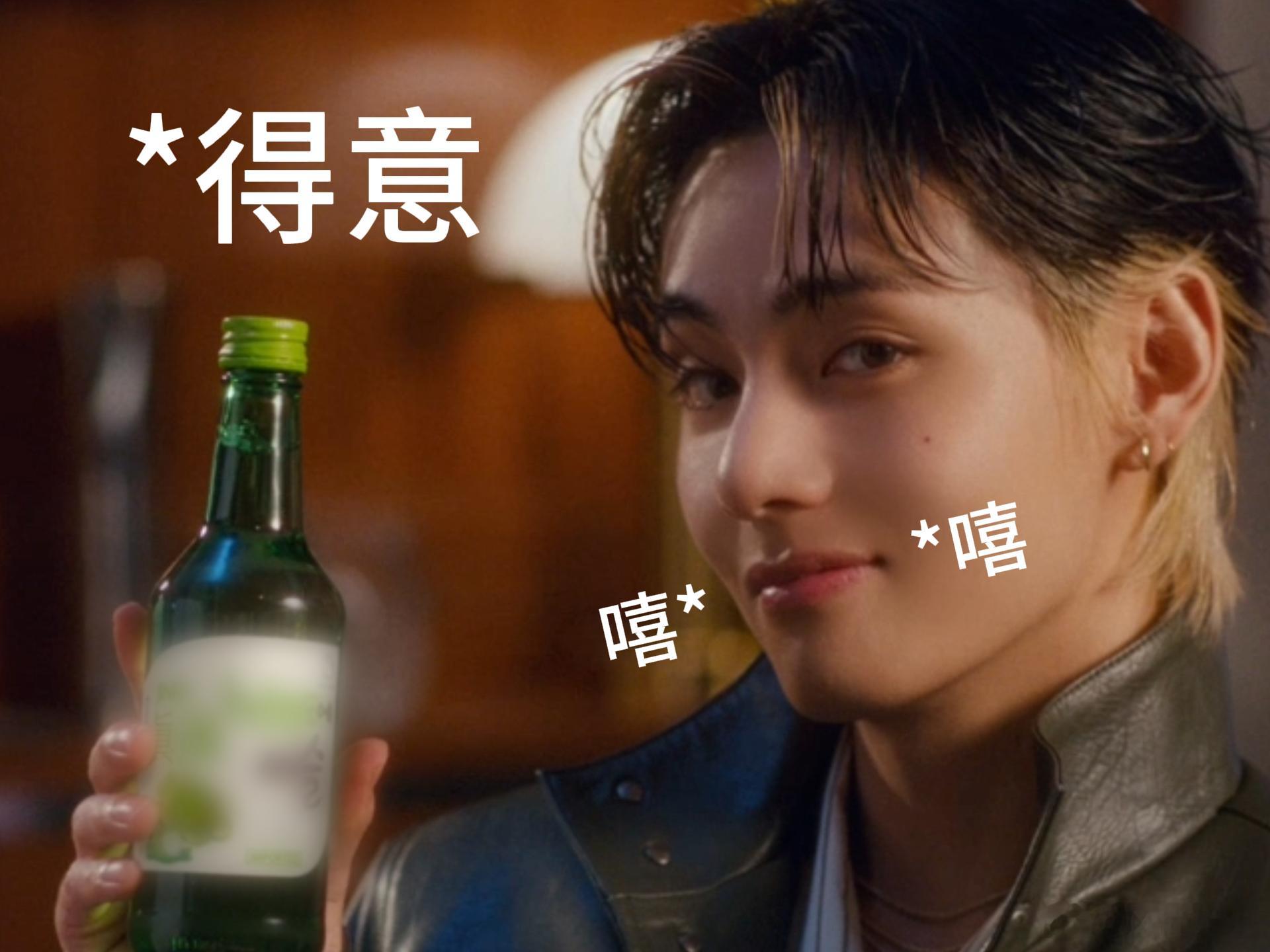 金泰亨商业影响力金泰亨退伍一年已经十个代言了金泰亨 金泰亨怀抱酒箱抬眼的画面令人