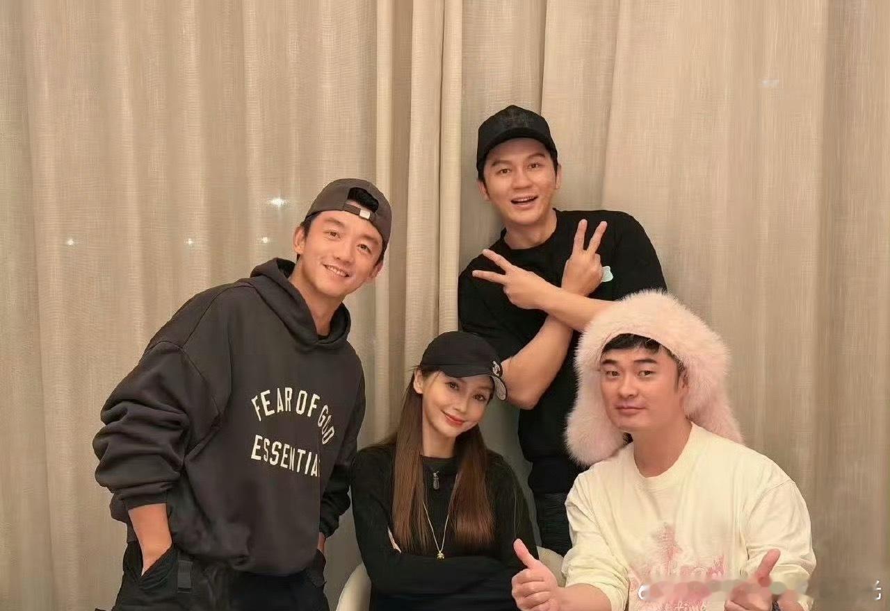 好可惜的是还是没有聚齐Angelababy郑恺陈赫李晨合影