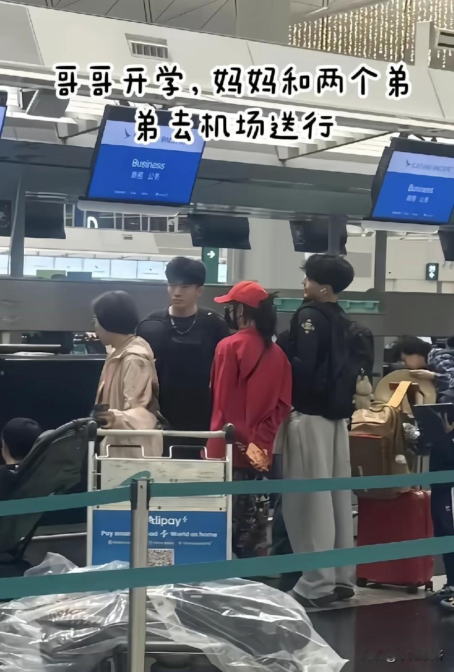 张柏芝现身机场送长子开学，母子三人同框氛围感拉满，独自育儿状态引热议
 
近日，