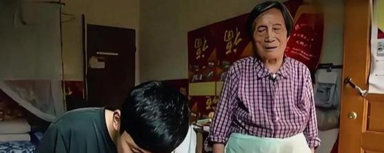 79岁的奶奶白中廷，为了落榜的孙子王润泽，干了件所有人都觉得“荒唐”的事：她瞒着