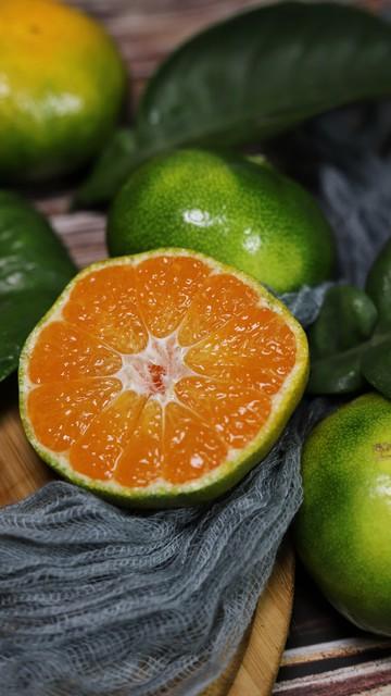 最近逛超市，水果区一片五光十色，车厘子大得像乒乓球，苹果个个红得发亮，可我却找不