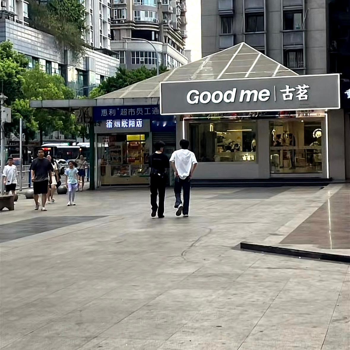 在相册放了很久的一张路人偶遇图朱志鑫一路向海的少年