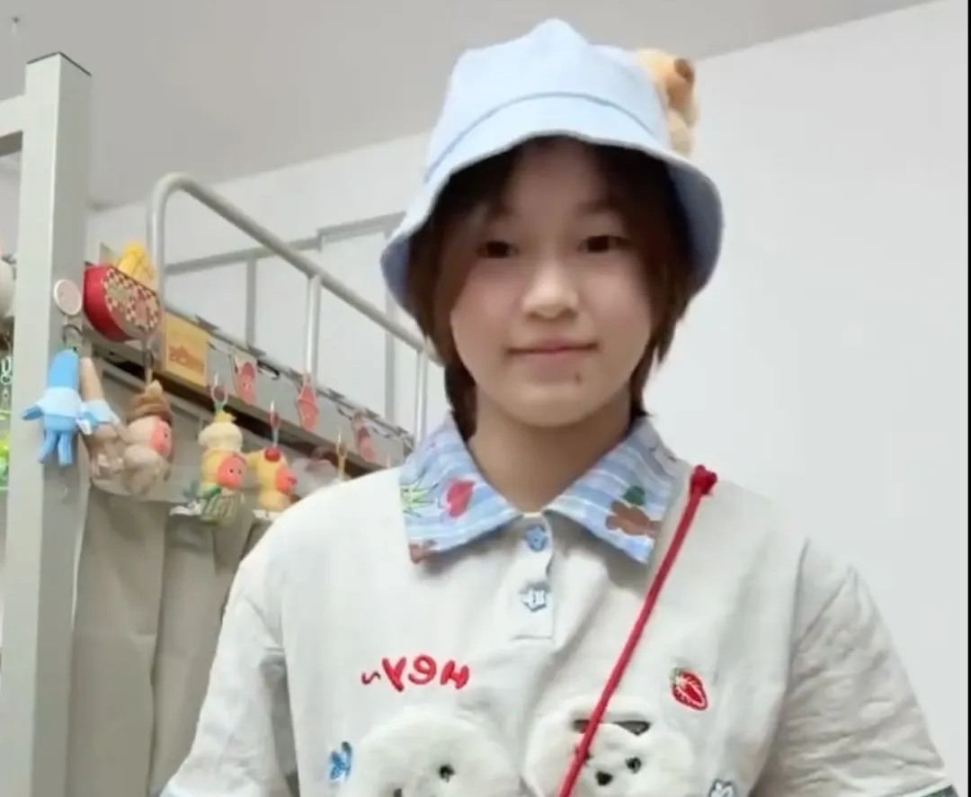 18岁全红婵首次扎辫子！22秒换5套衣服！