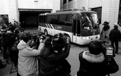 2014年，一架从美国飞往韩国的飞机的头等舱中，一个名叫赵显娥的乘客，向空乘人员