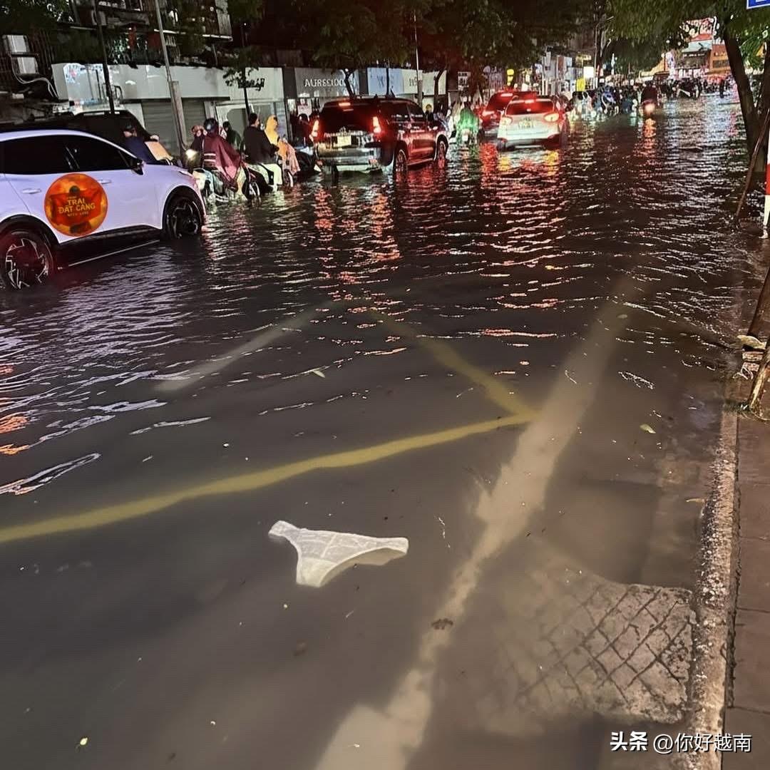 越南胡志明市雨季，街道被淹。越南洪峰过境 越南洪灾
