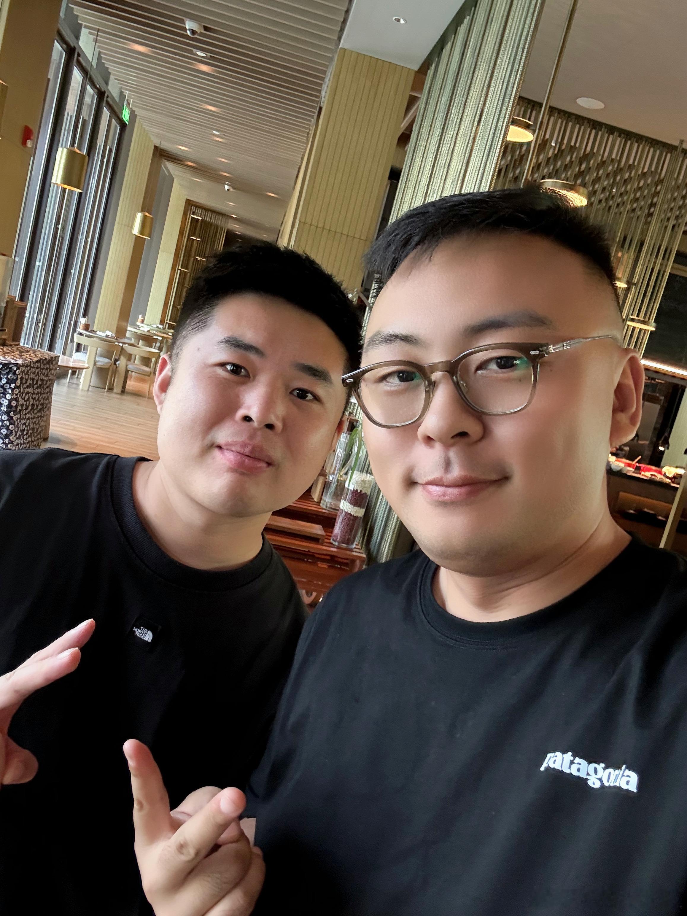 偶遇微博最帅的男人  感谢大哥愿意跟我合影[馋嘴] ​​​