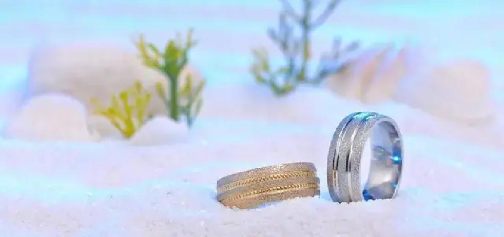 市场上一单月嫂服务就得上万，婚姻里生娃带孩子却被当免费午餐，这公平吗？

家政市