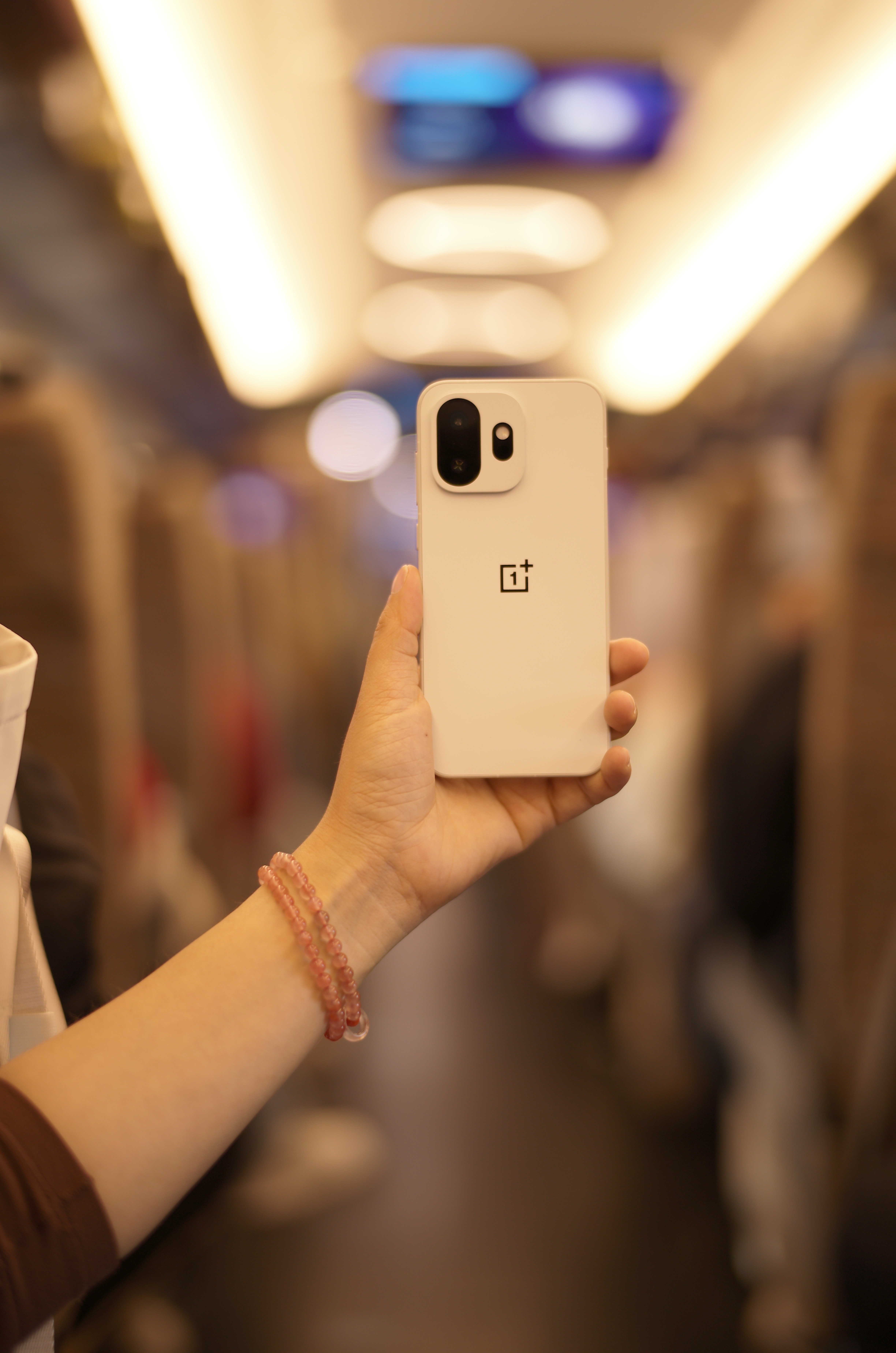 在高铁上随便拍拍一加15T真机、白月光配色太美了！ 真喜欢啊！