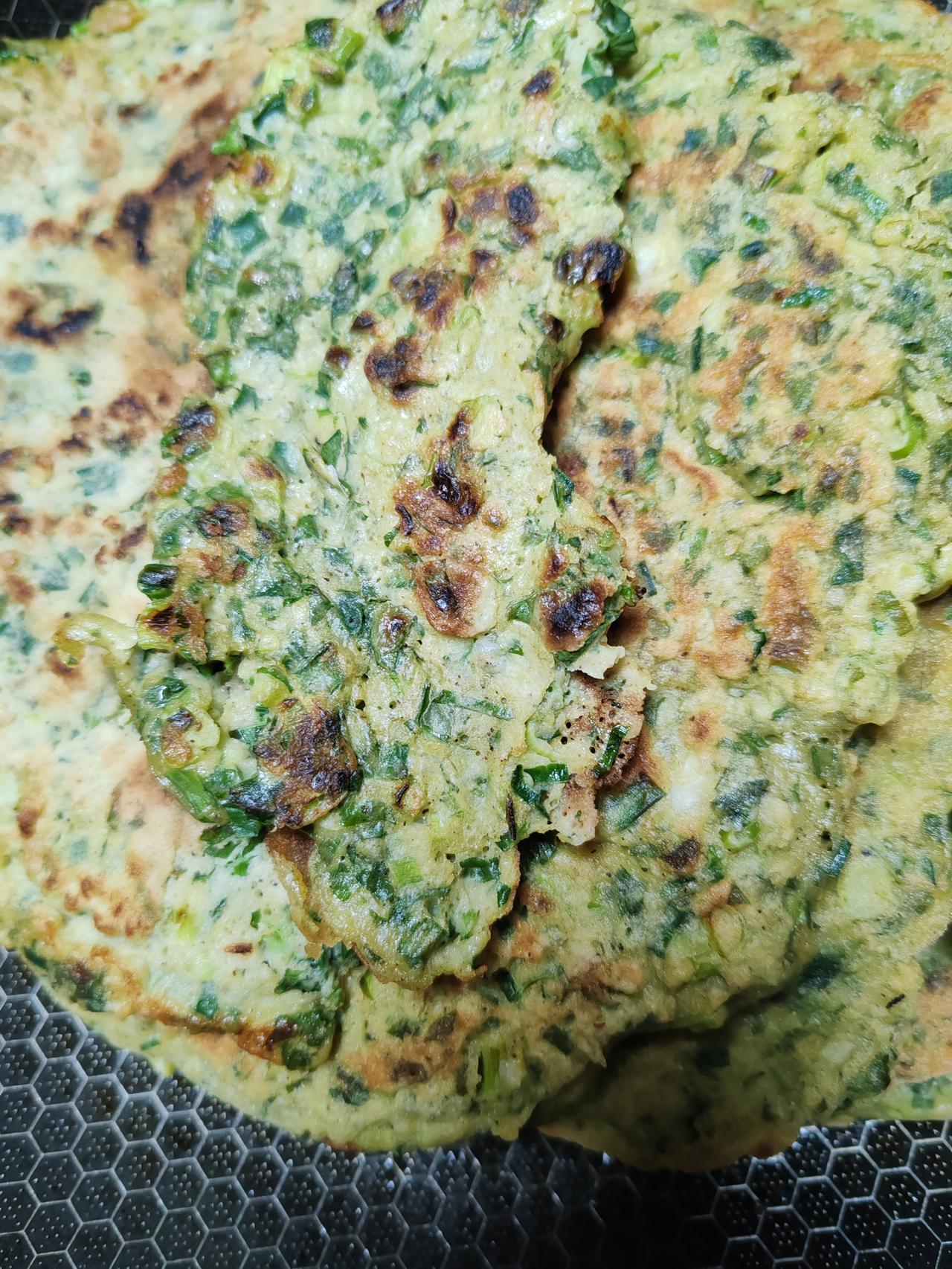 晒图笔记大赛芹菜叶，面粉，鸡蛋，胡辣粉，盐拌面糊锅踏。口感挺好。