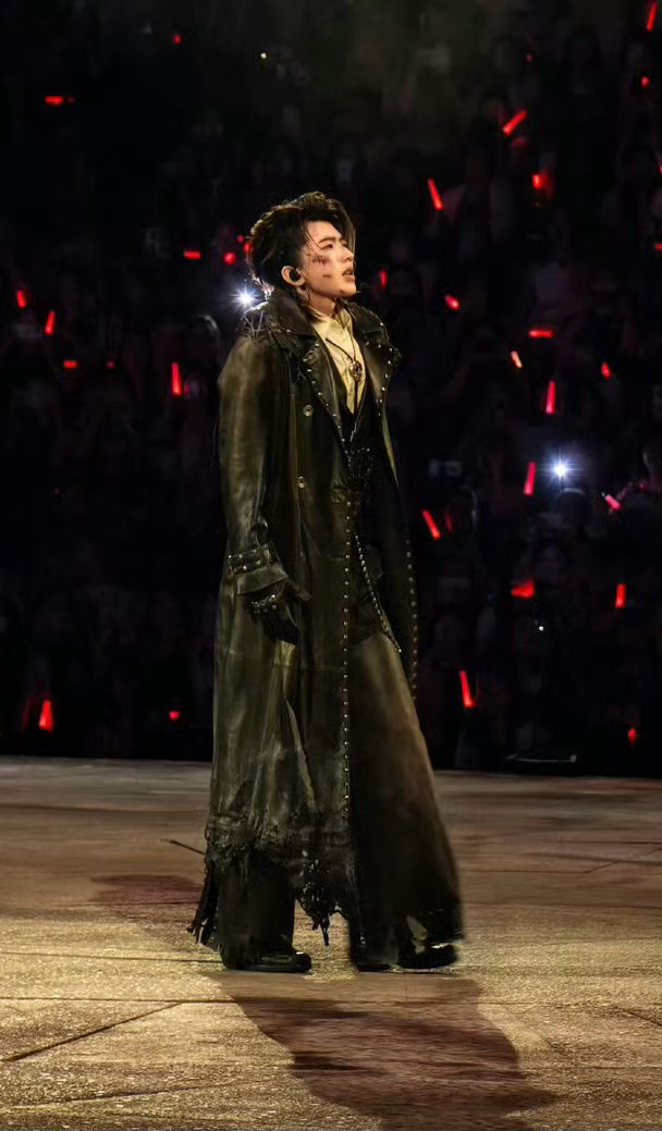 蔡徐坤演唱会战损妆8月2日蔡徐坤28岁生日夜，澳门演唱会首场上演了一套西部牛仔战