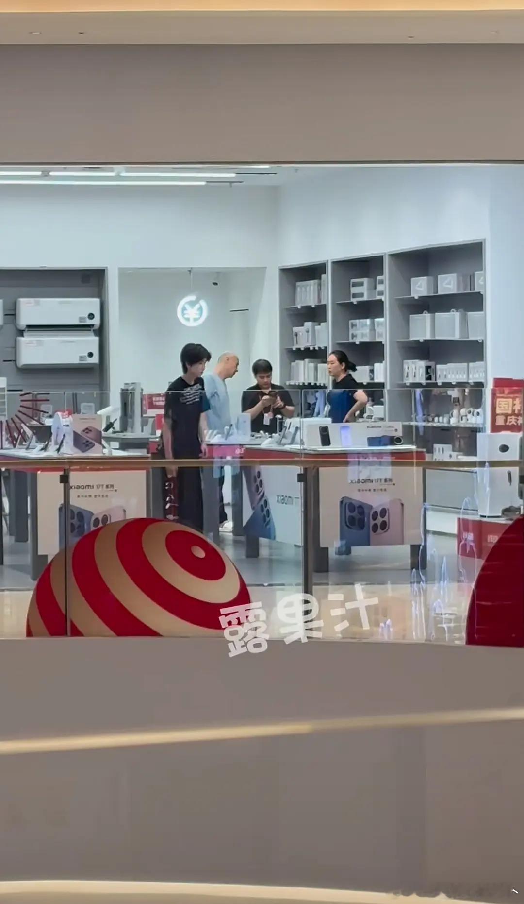 tg 左奇函今晚跟妈妈出去逛街了 