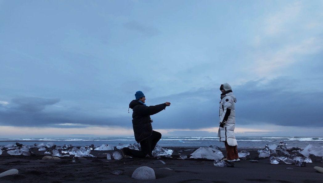 平安夜官宣太甜了！金莎和小19岁男友在冰岛钻石沙滩修成正果，当年被全网嘲“母子恋