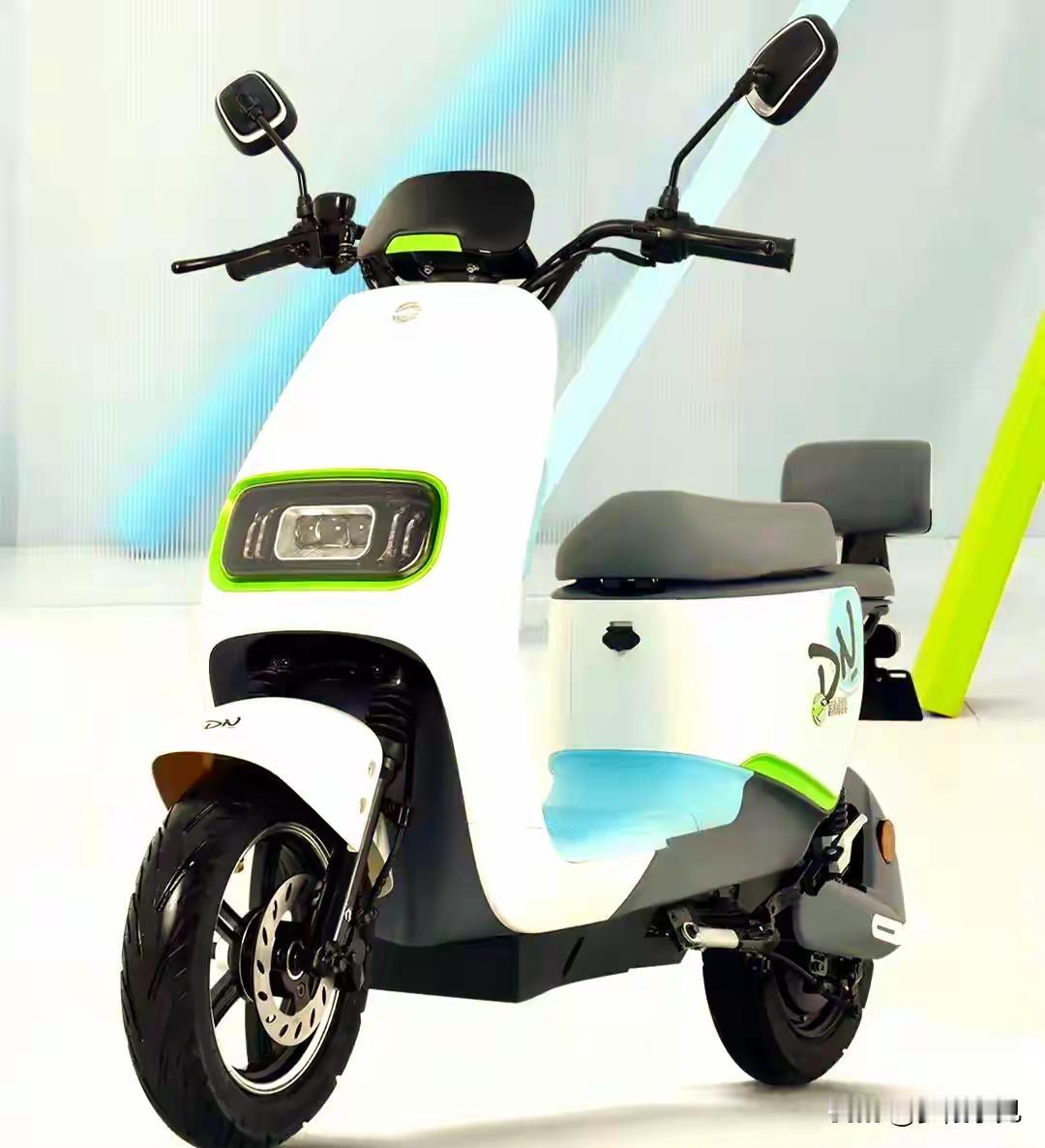 2025年12月1日，电动自行车新国标全面落地实施，旧版标准车辆全面禁止销售。然