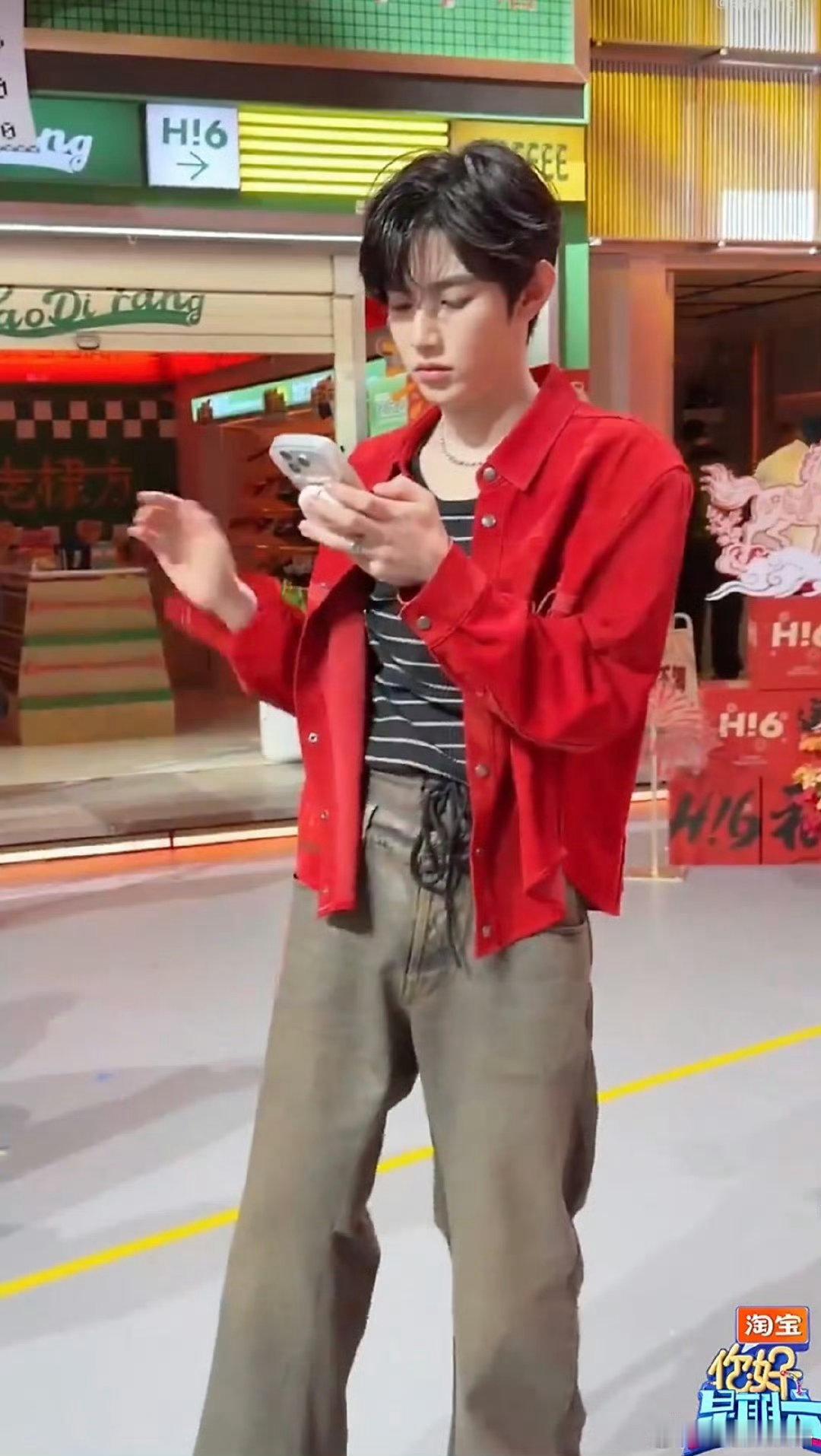 章昊刘宇丁程鑫练舞反差感你好星期六章昊、刘宇、丁程鑫三人同框练舞也太养眼了！舞台