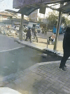 老人被城管队员推倒后离世，警方通报：郑某亮用身体冲撞吴某富，致吴某富受伤后抢救无